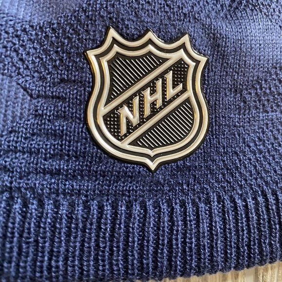 Fanatics Authentic Pro Toronto Maple Leafs Logo Locker Room Pom Beanie Hat New - Picture 5 of 6